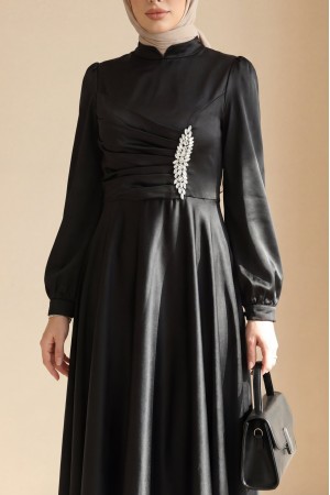 Önü Drapeli Taş Detaylı Saten Elbise -Siyah
