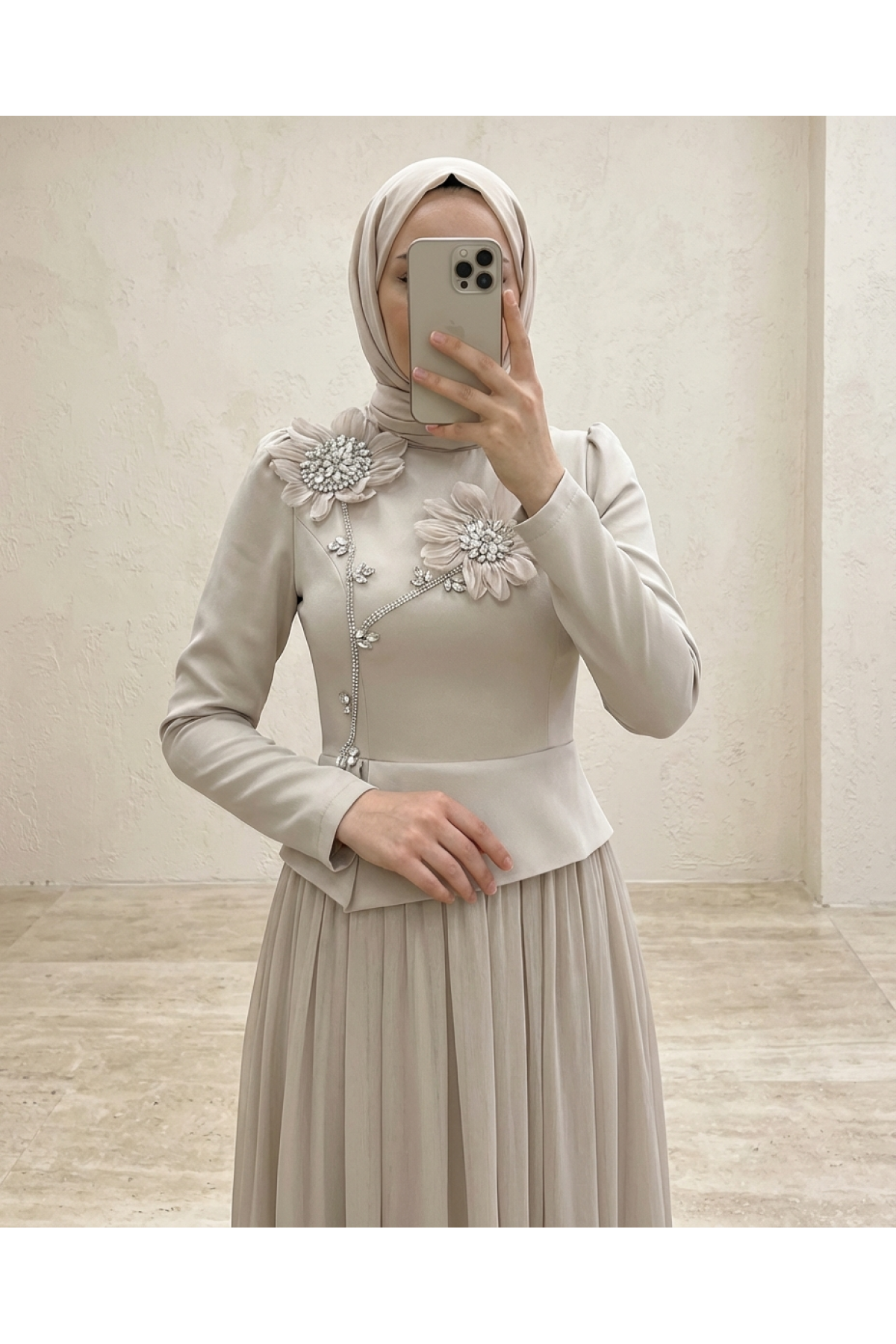Papatya Detaylı Eteği Pliseli Taşlı Elbise -Taş rengi