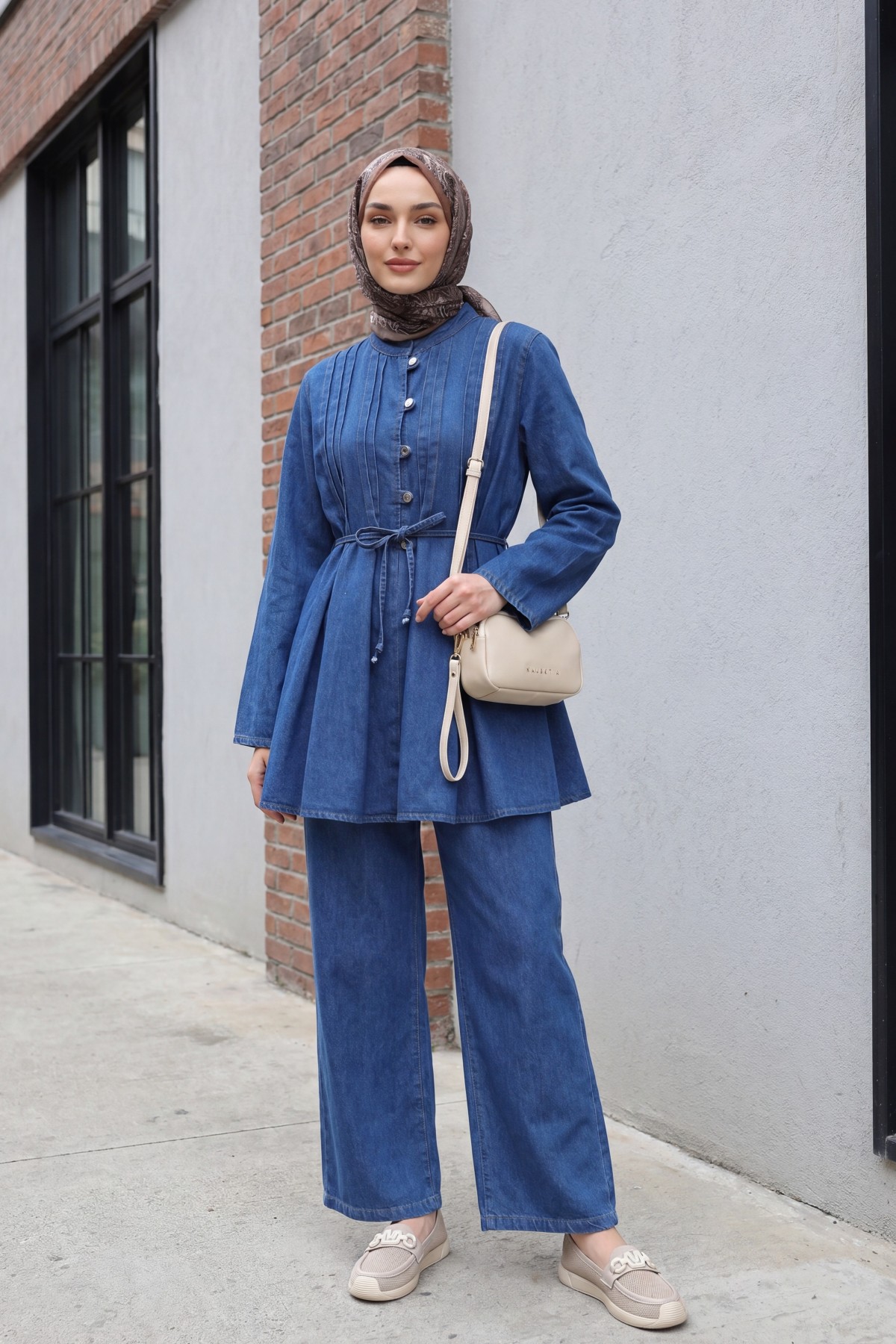Half-buttoned, pleated front, tie-waist denim suit with trousers. -İndigo