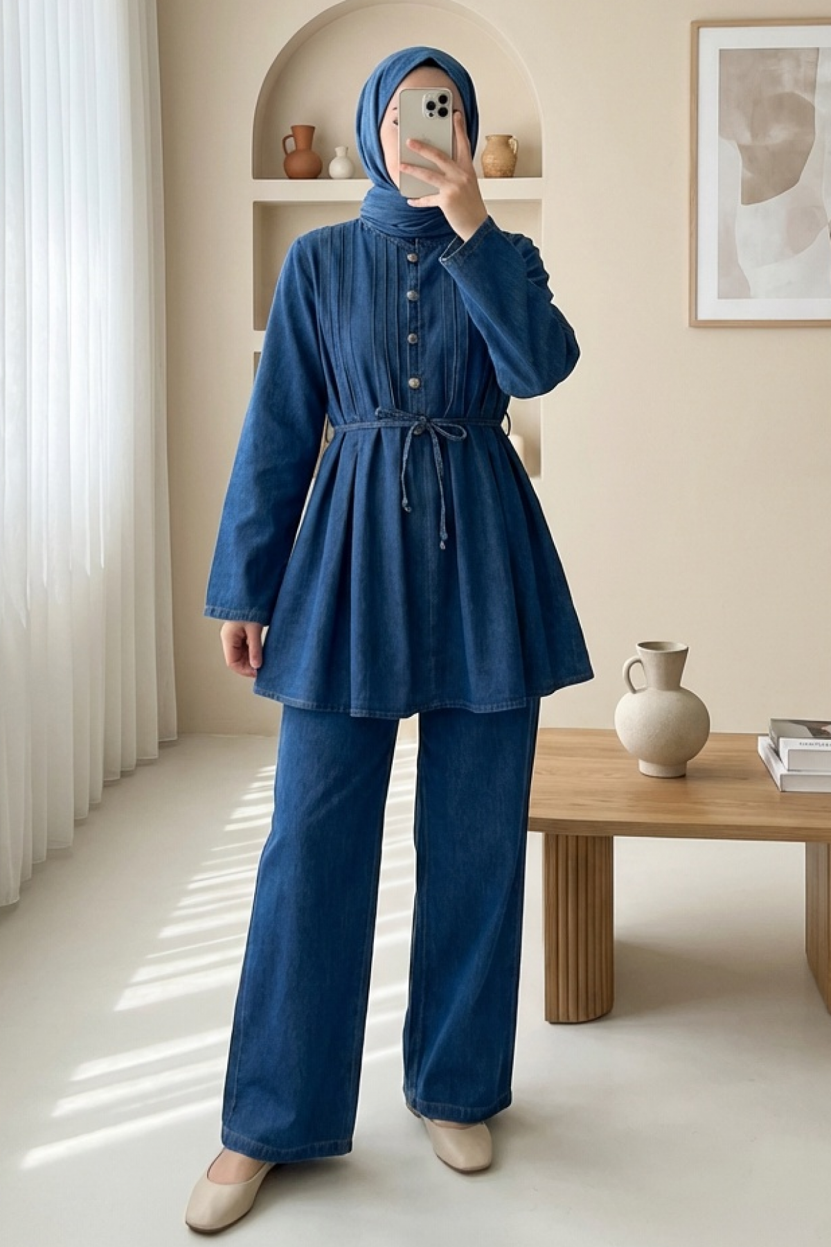 Half-buttoned, pleated front, tie-waist denim suit with trousers. -İndigo detay görseli