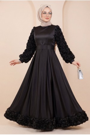فستان سهرة من الساتان مع تفاصيل وردية على التنورة والأكمام -أسود