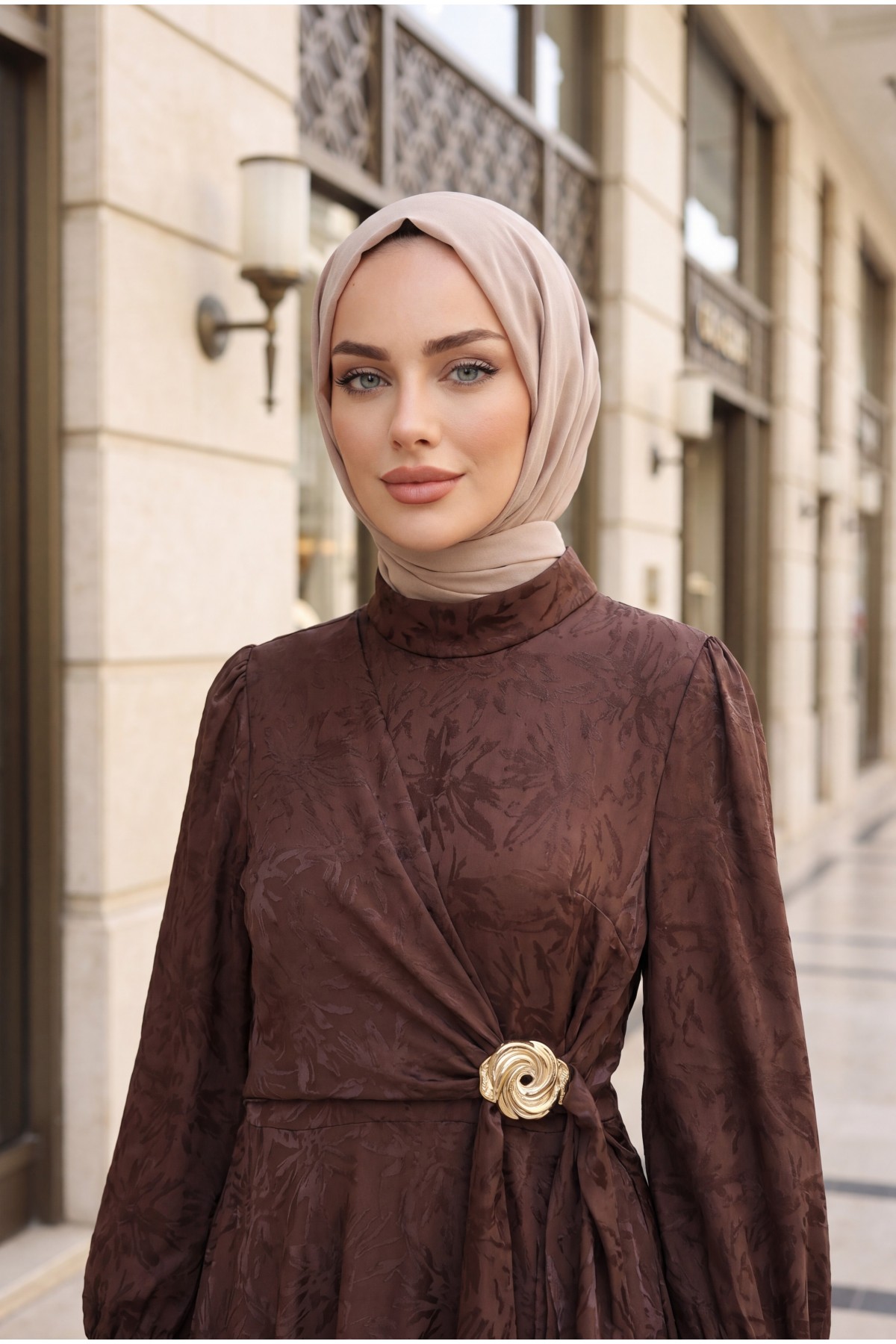 فستان سهرة طويل برباط جانبي وإبزيم للإغلاق وتصميم منقوش -بنى