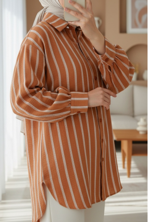 Boydan Düğmeli Arkası Uzun Çizgili Gömlek -Taba