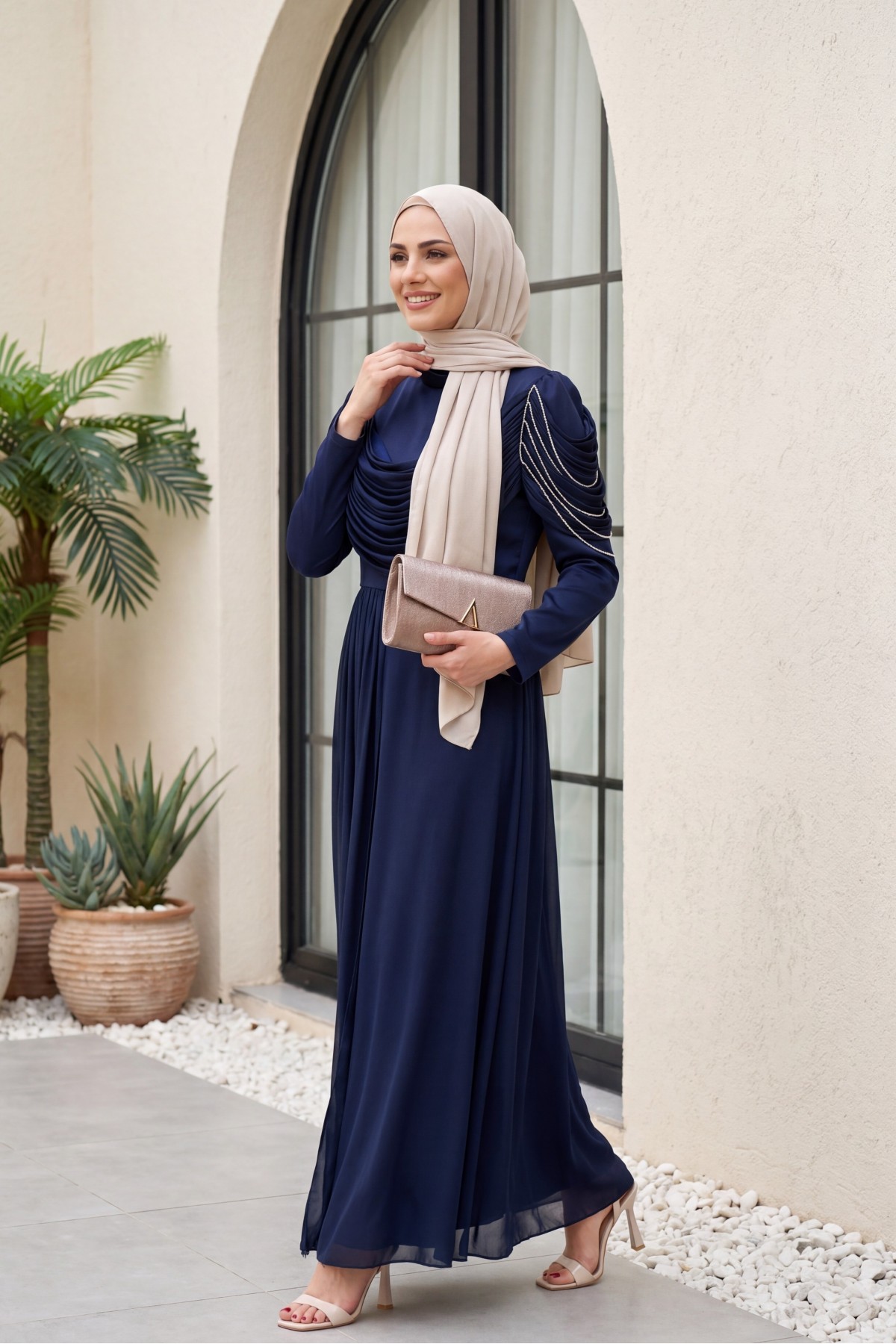 فستان سهرة من الساتان مزين بتفاصيل من الشيفون اللامع، ووجه أمامي، وكتفين مزينين.-كحلي