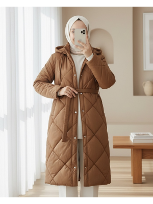 Beli Kemerli Önü Çıtçıtlı Kapşonlu Astarlı Uzun Kapitone Mont -Taba