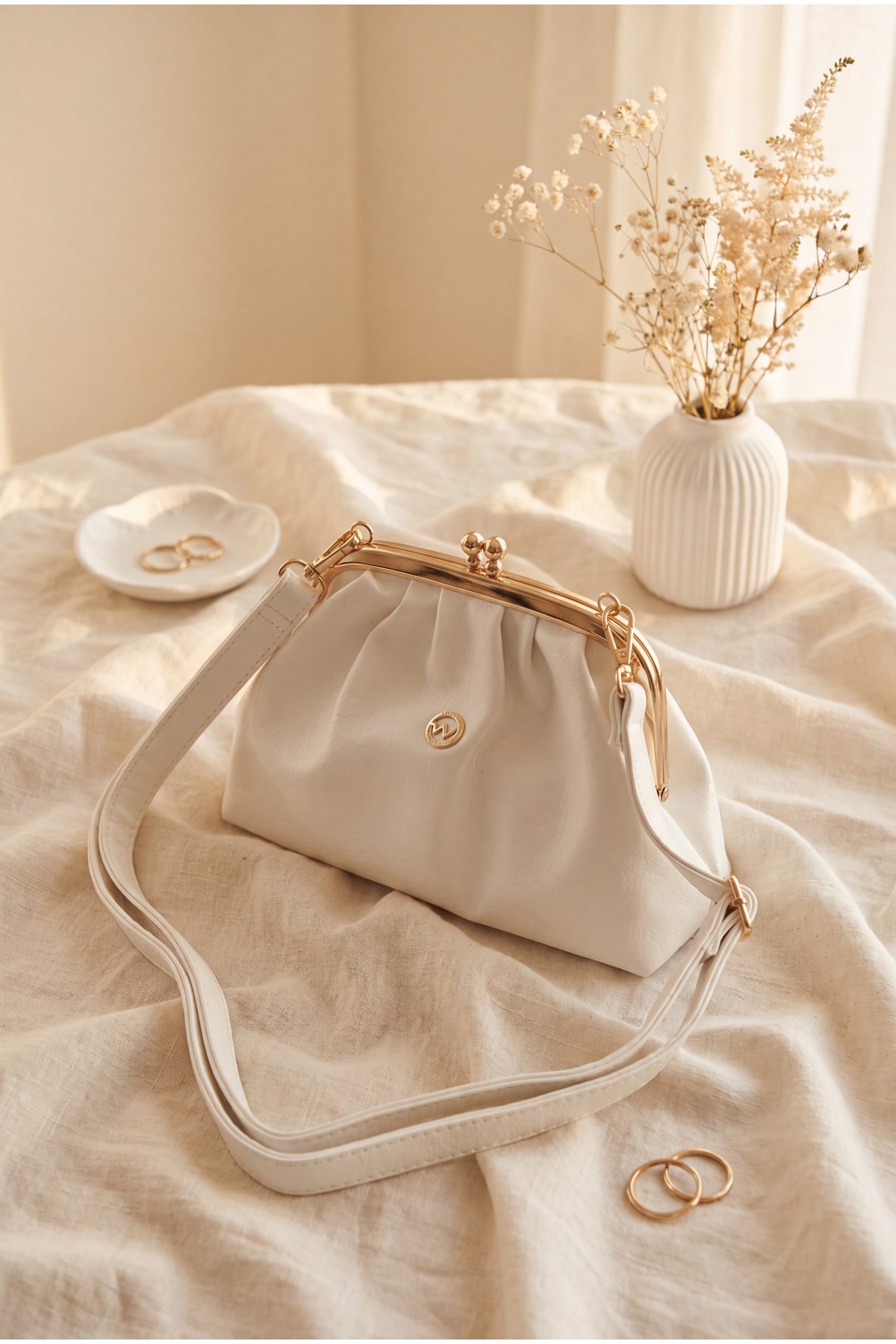 Clip-fastened, long-strap, nostalgic design bag -White