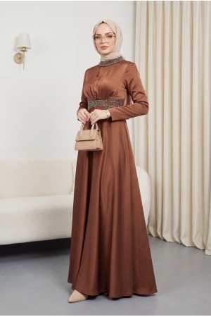 فستان سهرة من الساتان مع تفاصيل حجرية على الياقة والخصر -بنى