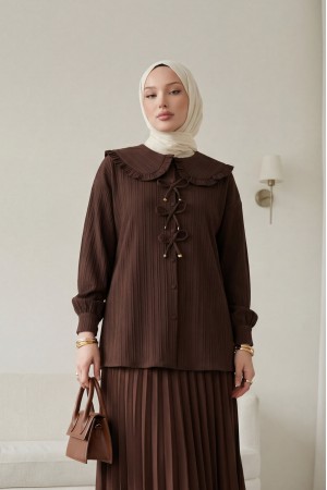 قميص بياقة مريلة وأزرار مع تفاصيل شريط على الجهة الأمامية  -بنى