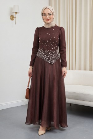 فستان سهرة من الشيفون بتصميم غير متماثل، مزين بأحجار متناثرة. -بني محروق