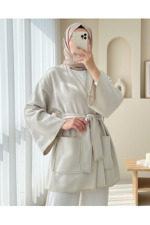 كيمونو من الكشمير بحزام مع تفاصيل حواف وجيوب مزدوجة -اللون البيج