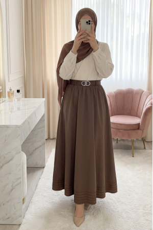 تنورة من قماش الجبردين الناعم المستورد بتفاصيل خياطة الحافة، وخصر مطاطي، وبطانة. -بنى