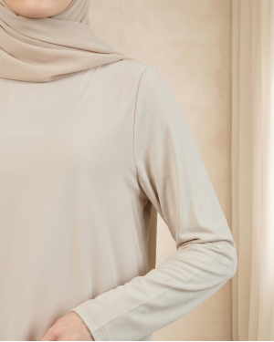 بلوزة نسائية بياقة عالية وتفاصيل من التول 