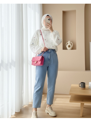 Kolları Bağcıklı Ponponlu Nakışlı Kazak -Beyaz