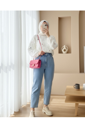 Kolları Bağcıklı Ponponlu Nakışlı Kazak -Beyaz