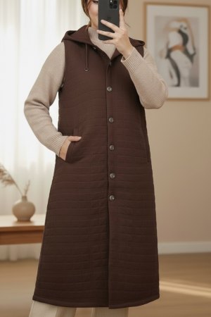 Önü Düğmeli Zincir Detaylı Kapşonlu Kapitone Yelek -Kahve