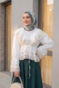 بلوزة بياقة على شكل حرف V مزينة بالدانتيل والكشكشة ونمط مكشكش -أبيض سكري