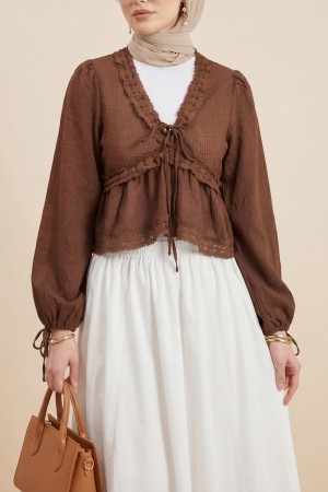 بلوزة شبه شفافة بياقة على شكل حرف V مزينة بكشكشة -بنى