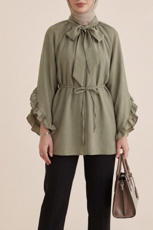 تونيك من قماش المودال بياقة برباط، وسحاب، وأكمام مكشكشة، وحزام. -خاكي