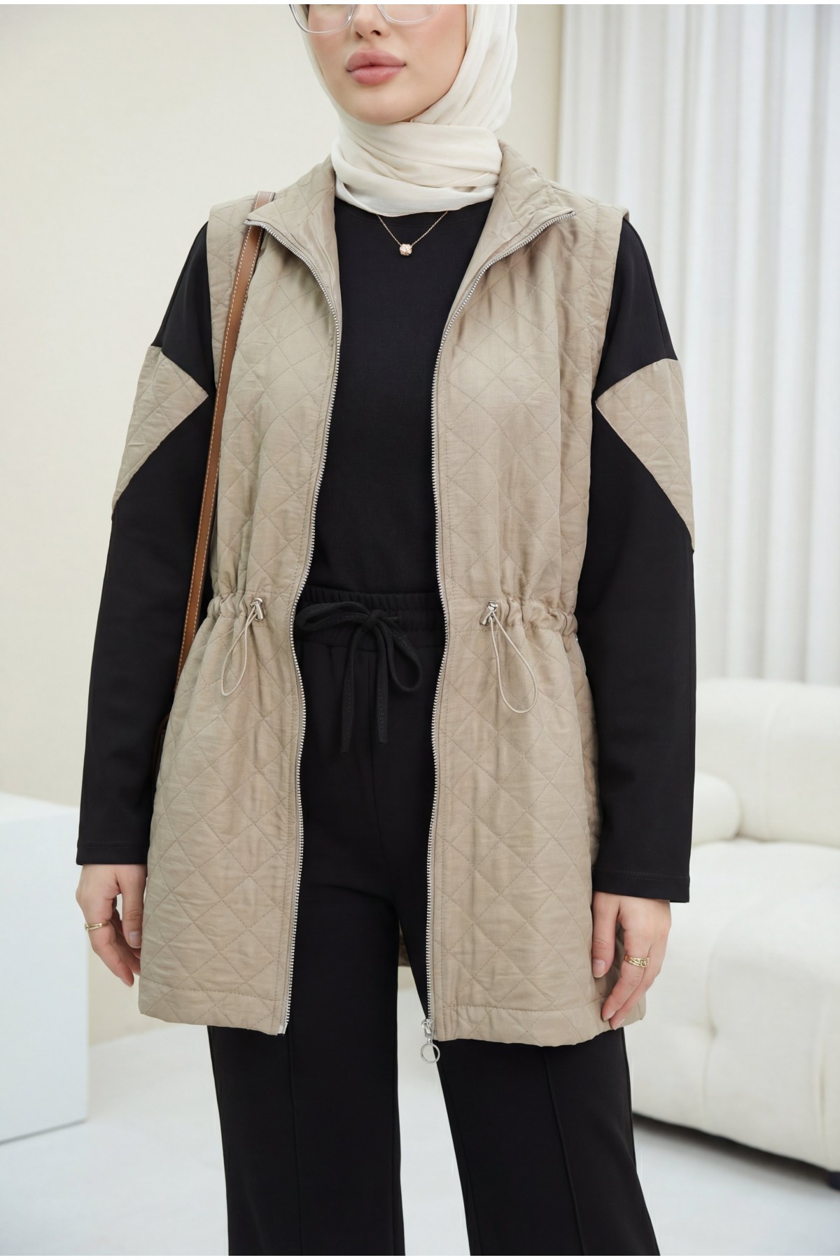 Three-Piece Cotton Jersey Set with Quilted Vest and Striped Trousers -Mink color