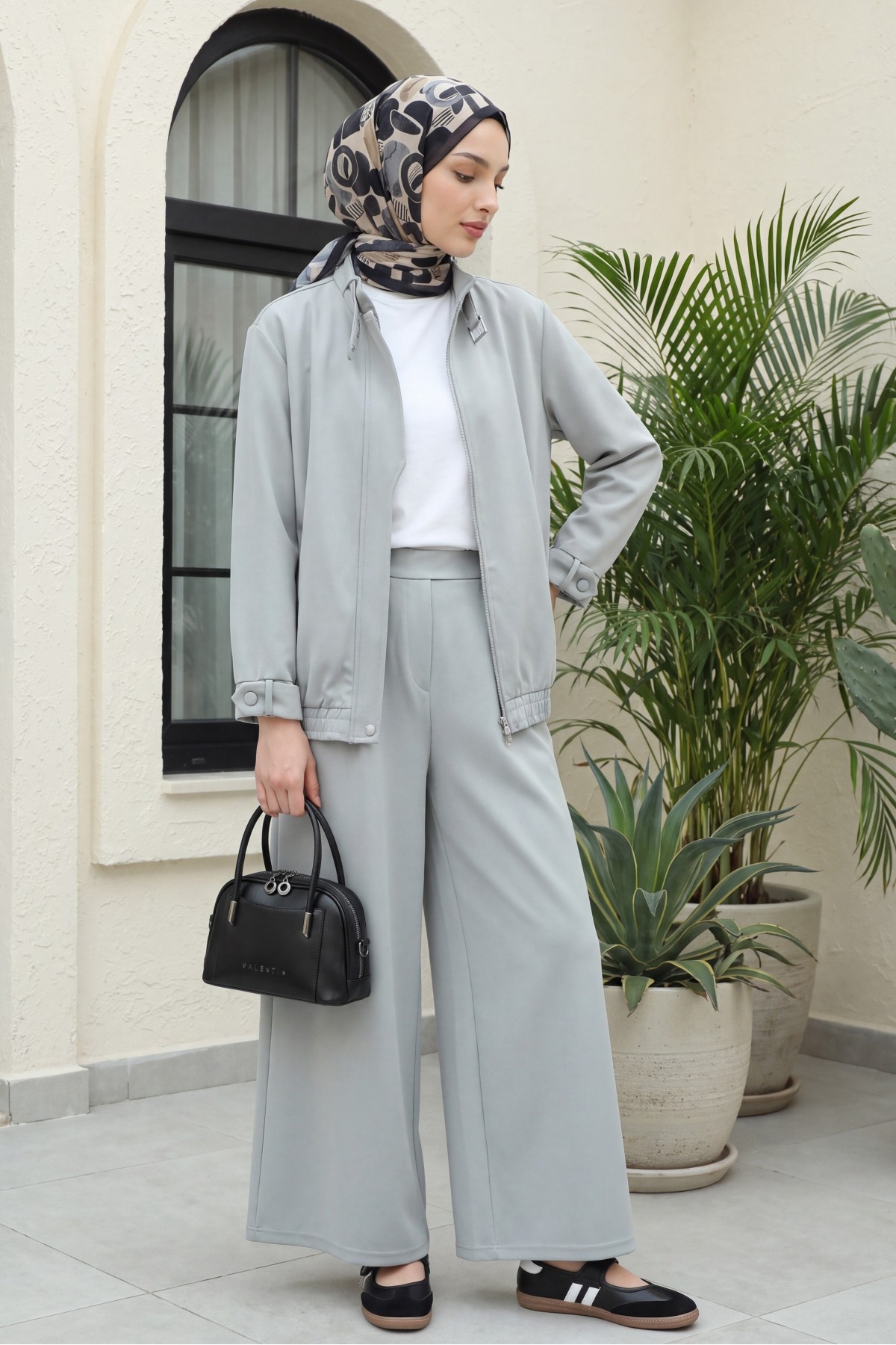 Ocean Style Suit with Belted Collar and Cuff Jacket and Pleated Wide-Leg Trousers - Light grey