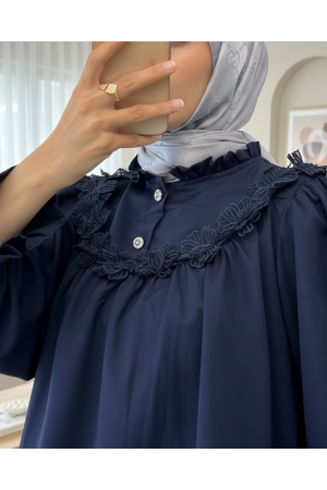 قميص بأكمام مرنة وتفاصيل زهور -كحلي