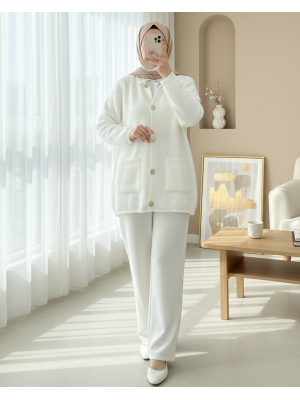 Önü Düğmeli Çift Cepli Yumoş Triko Hırka -Beyaz