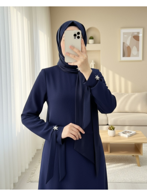 Yakası Fularlı Broş Detaylı Kolu Bağcıklı Krep Elbise -Laci