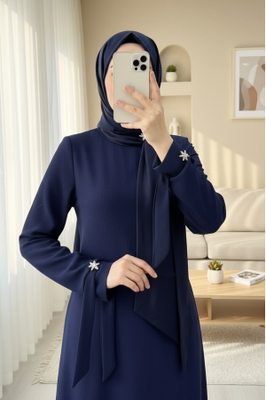 Yakası Fularlı Broş Detaylı Kolu Bağcıklı Krep Elbise -Laci