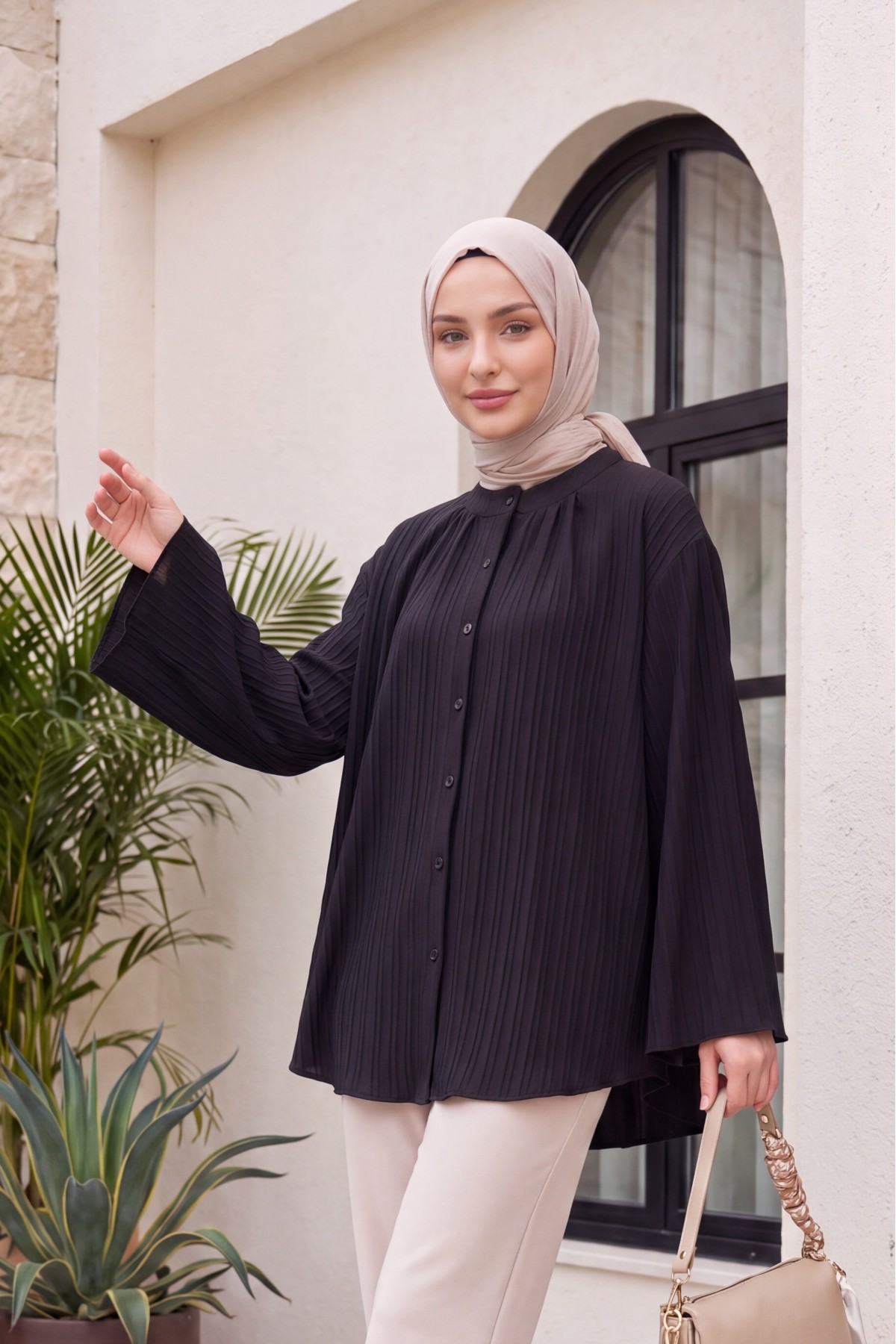 سترة سيينا ذات ياقة دائرية وأزرار وأكمام إسبانية -أسود
