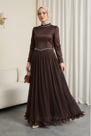 بلوزة من الساتان، وتنورة من الشيفون اللامع مزينة بتفاصيل من الأحجار والكشكشة. -بني محروق