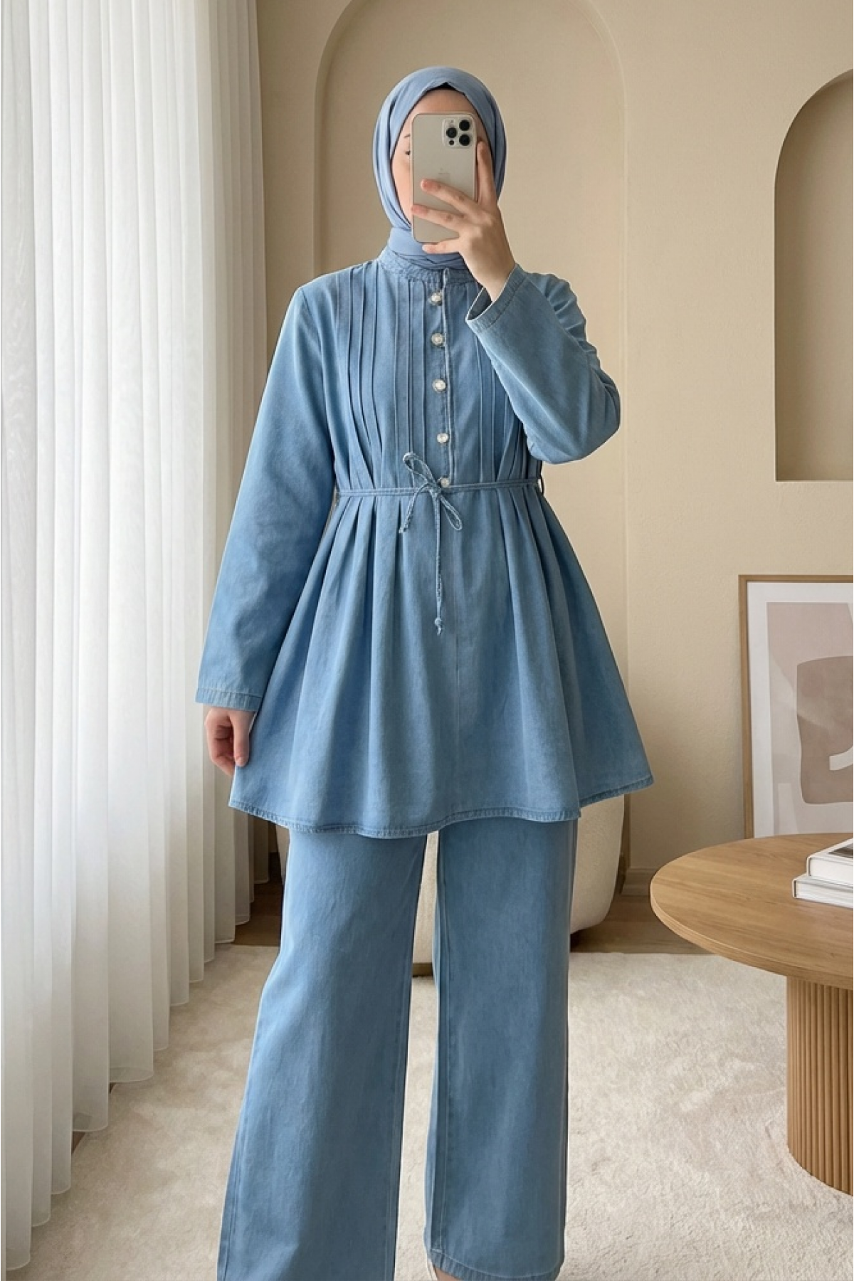 Half-buttoned, pleated front, tie-waist denim suit with trousers. -Light blue detay görseli