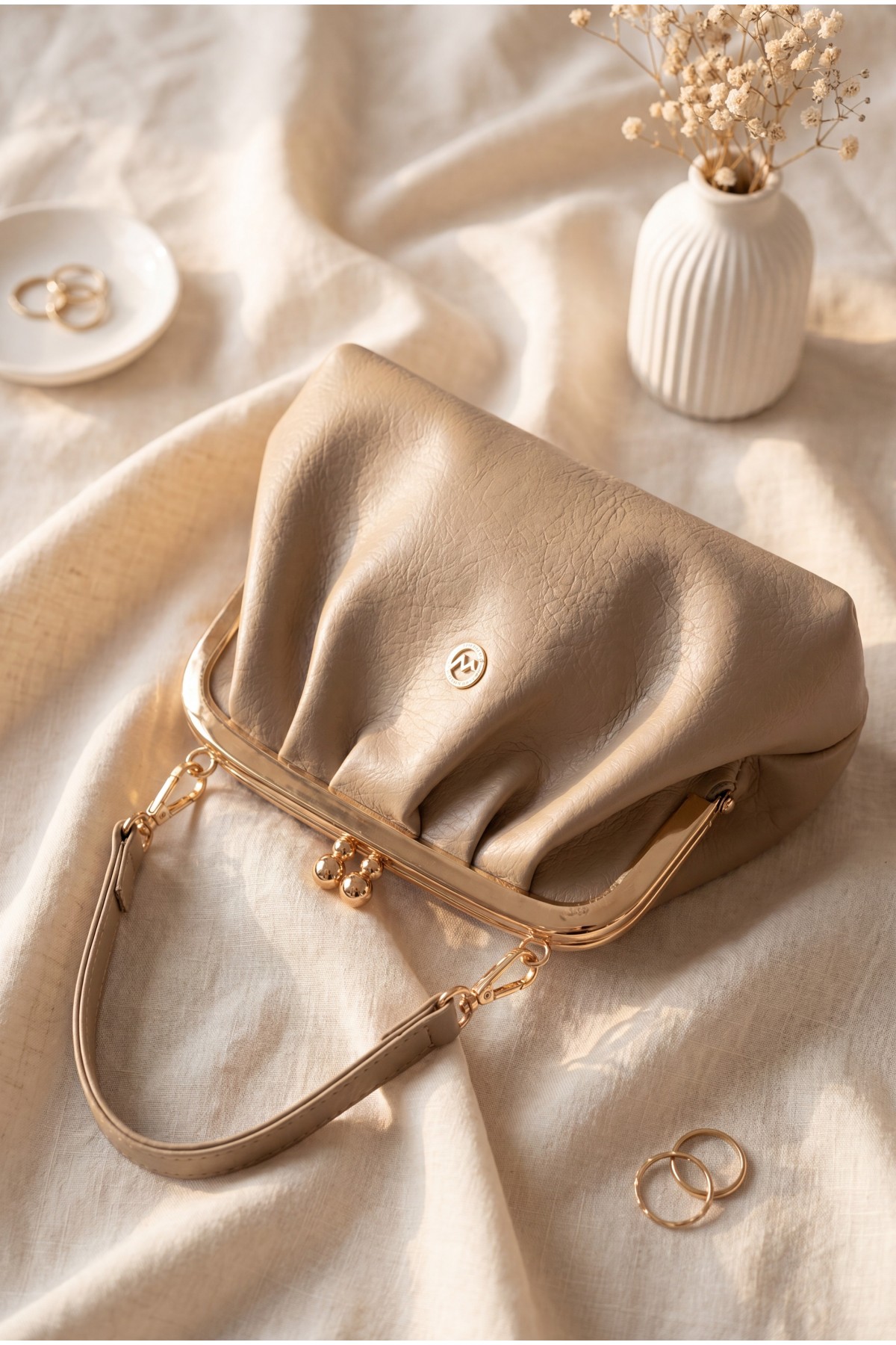 Clip-fastened, long-strap, nostalgic design bag -Mink color