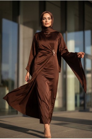 فستان سهرة من الساتان مزين بإبزيم أمامي مزدوج وأكمام غير متماثلة -بنى