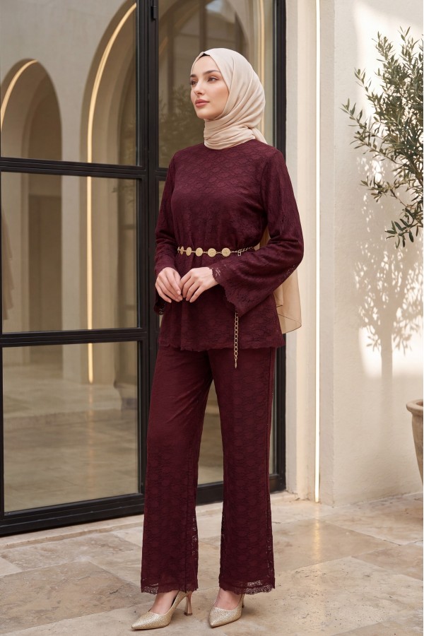Yuvarlak Yaka Kemerli Dantel Detaylı Astarlı Pantolonlu Takım -Bordo