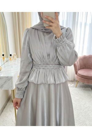 فستان سهرة من الساتان بتفاصيل كشكشة عند الخصر وتطريزات من أحجار الراين -حجر