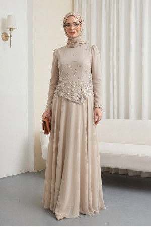 فستان سهرة من الشيفون بتصميم غير متماثل، مزين بأحجار متناثرة. -حجر