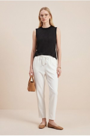 قميص داخلي بدون أكمام مزين بتفاصيل حجرية في الأمام -أسود