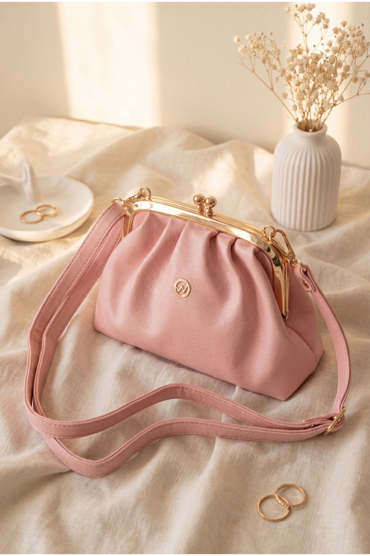 Clip-fastened, long-strap, nostalgic design bag -Pink