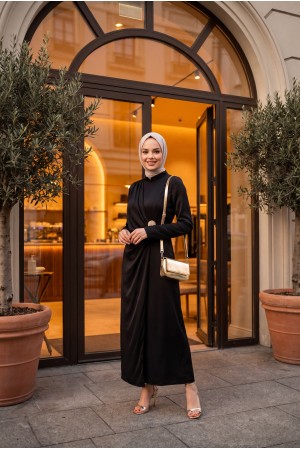 فستان سهرة من الساتان مزين بإبزيم أمامي مزدوج وأكمام غير متماثلة -أسود