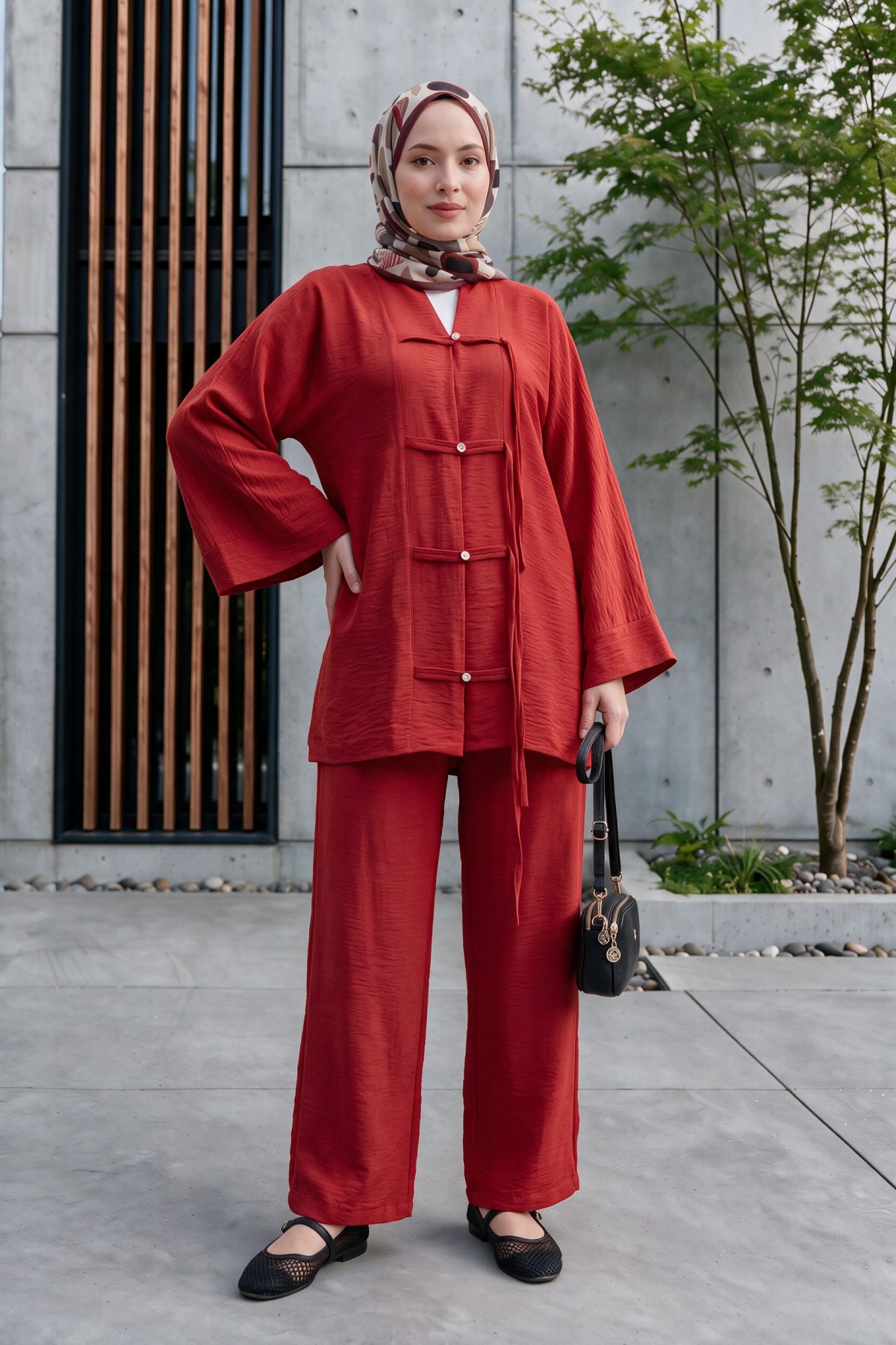 Loose-fitting Ayrobin suit with wide-sleeved trousers and button-down embellishments. -Red