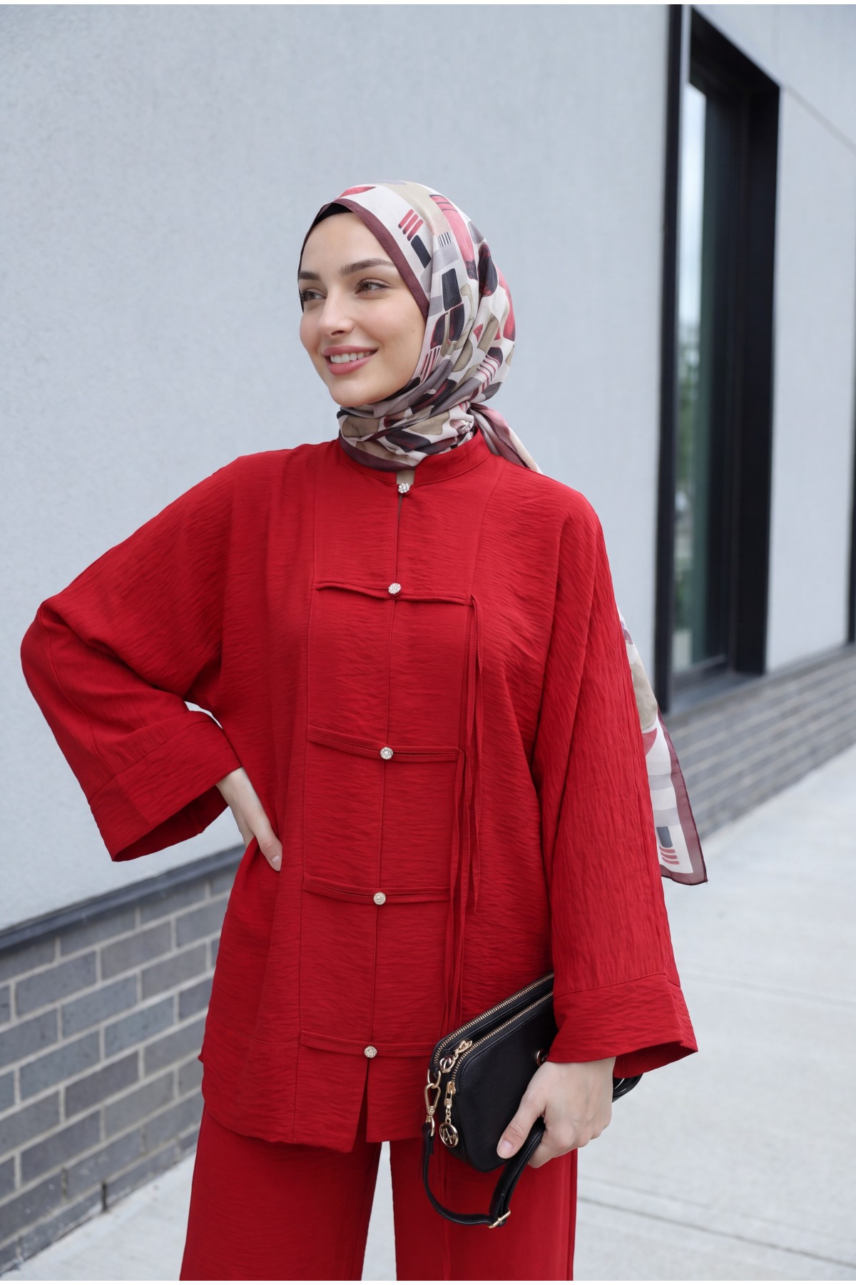 Loose-fitting Ayrobin suit with wide-sleeved trousers and button-down embellishments. -Red