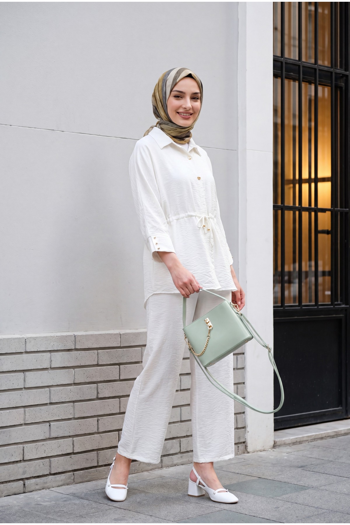 Cotton crinkle set with tunnel drawstring and elasticated waist trousers.  -Ecru