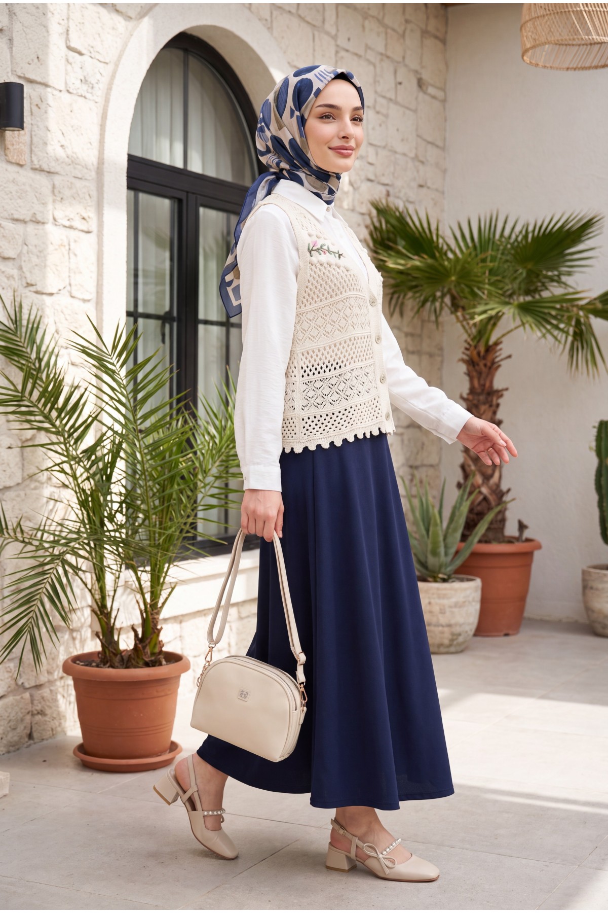 Leaf Embroidered Openwork Pom-Pom Knitted Vest -Cream color detay görseli