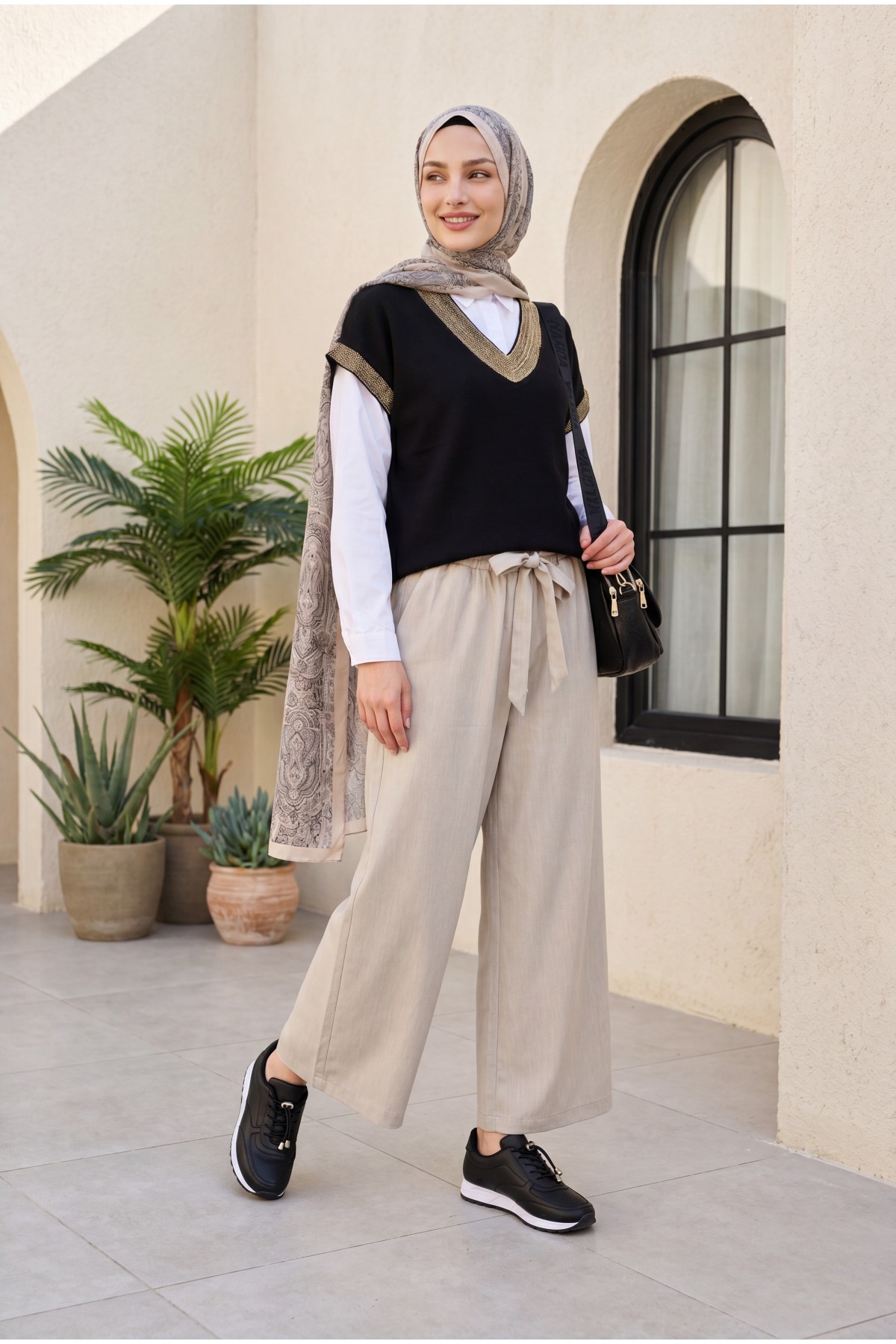 V-Neck Short Sleeve Knitted Tunic with Glittery Sleeves and Collar -Black detay görseli