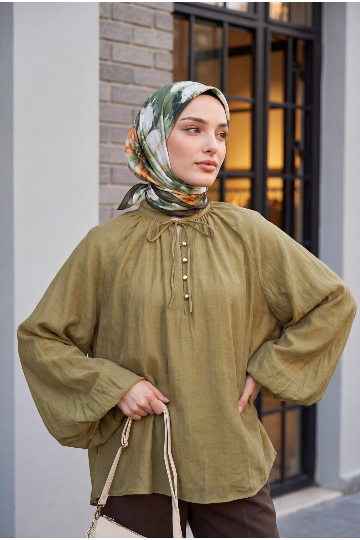 Yakası Bağlamalı Yarım Düğmeli Astarlı Oversize Tül Vual Bluz -Yağ Yeşili