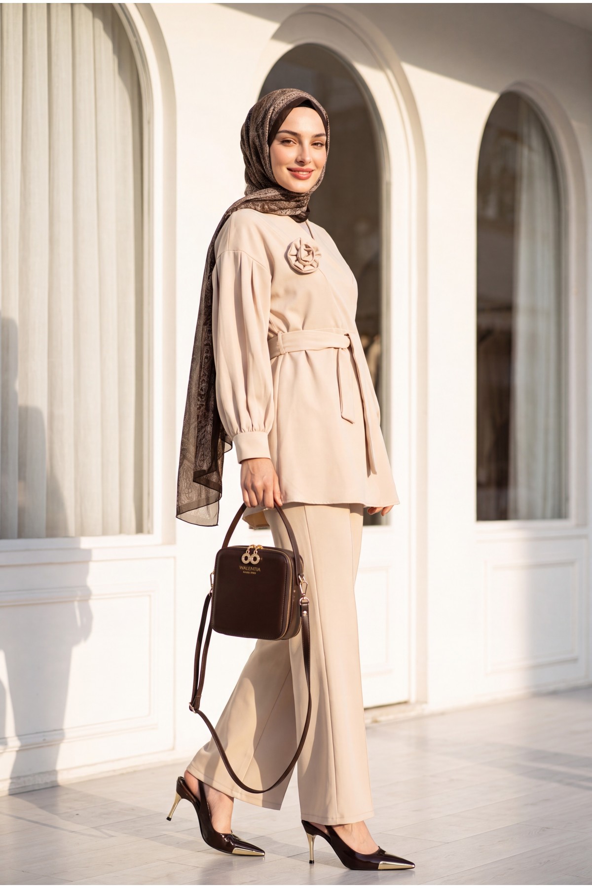V - Beige