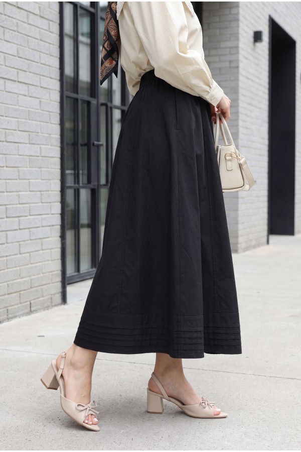 Skirt with Elastic Waist, Pockets and Stitching Details    -Black