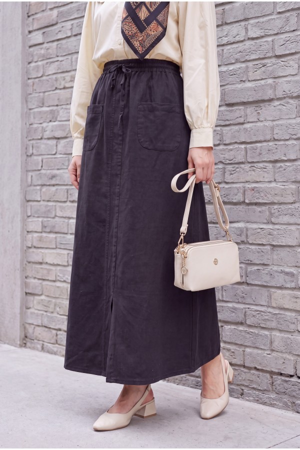 Linen-look skirt with elasticated waist and slit. -Black