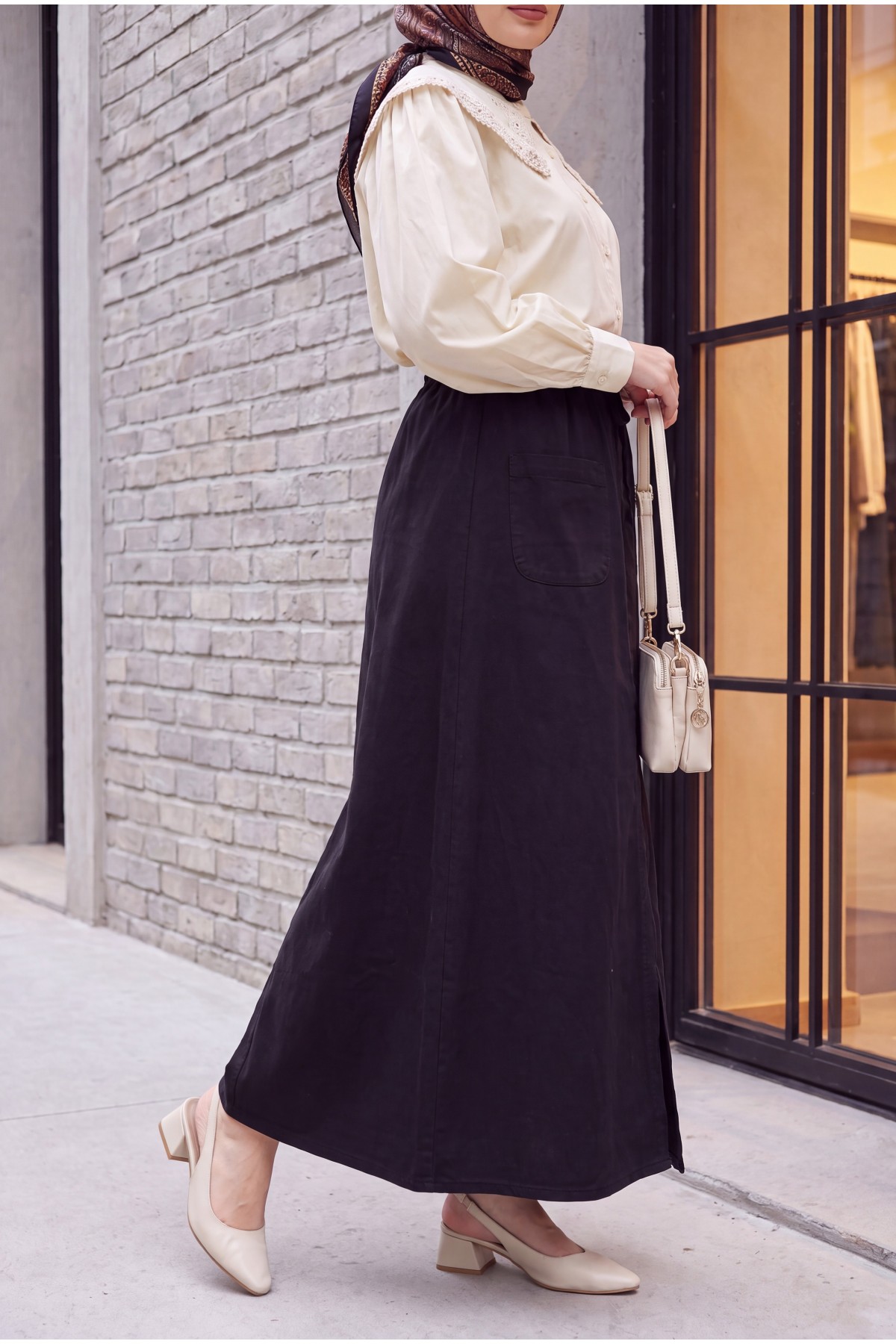 Linen-look skirt with elasticated waist and slit. -Black