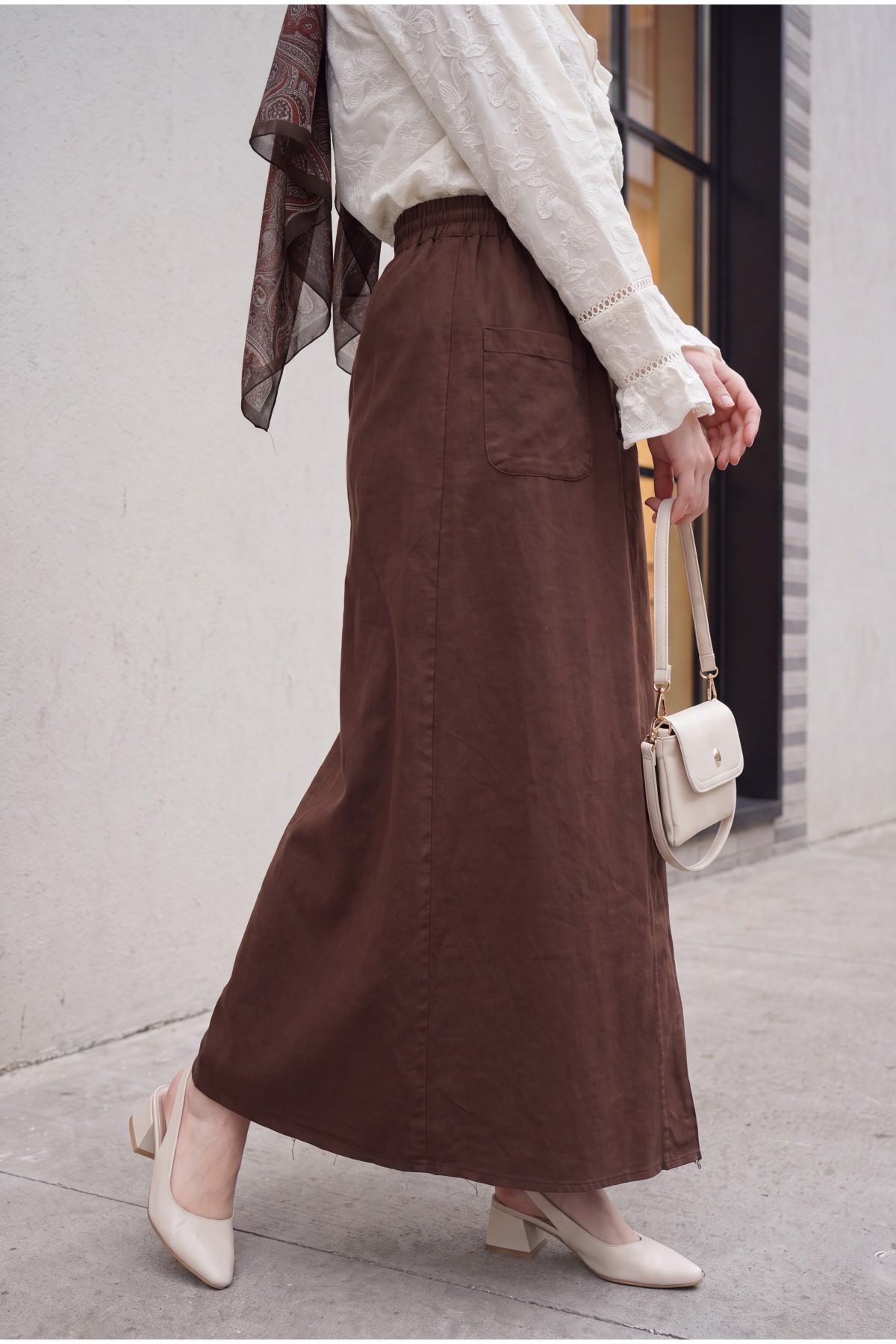 Linen-look skirt with elasticated waist and slit. -Brown
